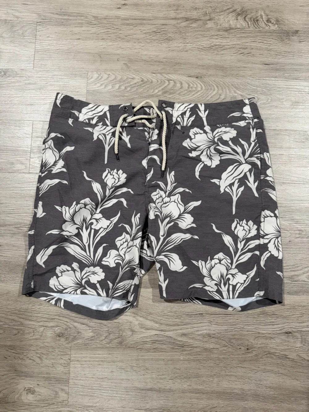 Faherty 34 Men's Floral Swim Trunks in Charcoal and White - Classic Beach Short